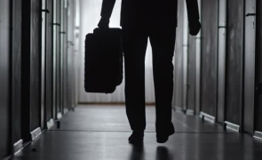 Uluitorul caz al bugetarului de lux care are ZERO prezențe la muncă, dar încasează un salariu gras: totul a ajuns pe masa lui Nicolae Ciucă