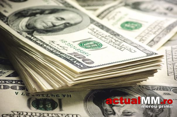 Un agent de pază a returnat peste 9.000 de dolari găsiţi într-un mall