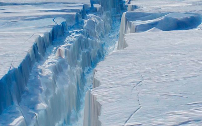 Un aisberg gigant s-a desprins de Antarctica