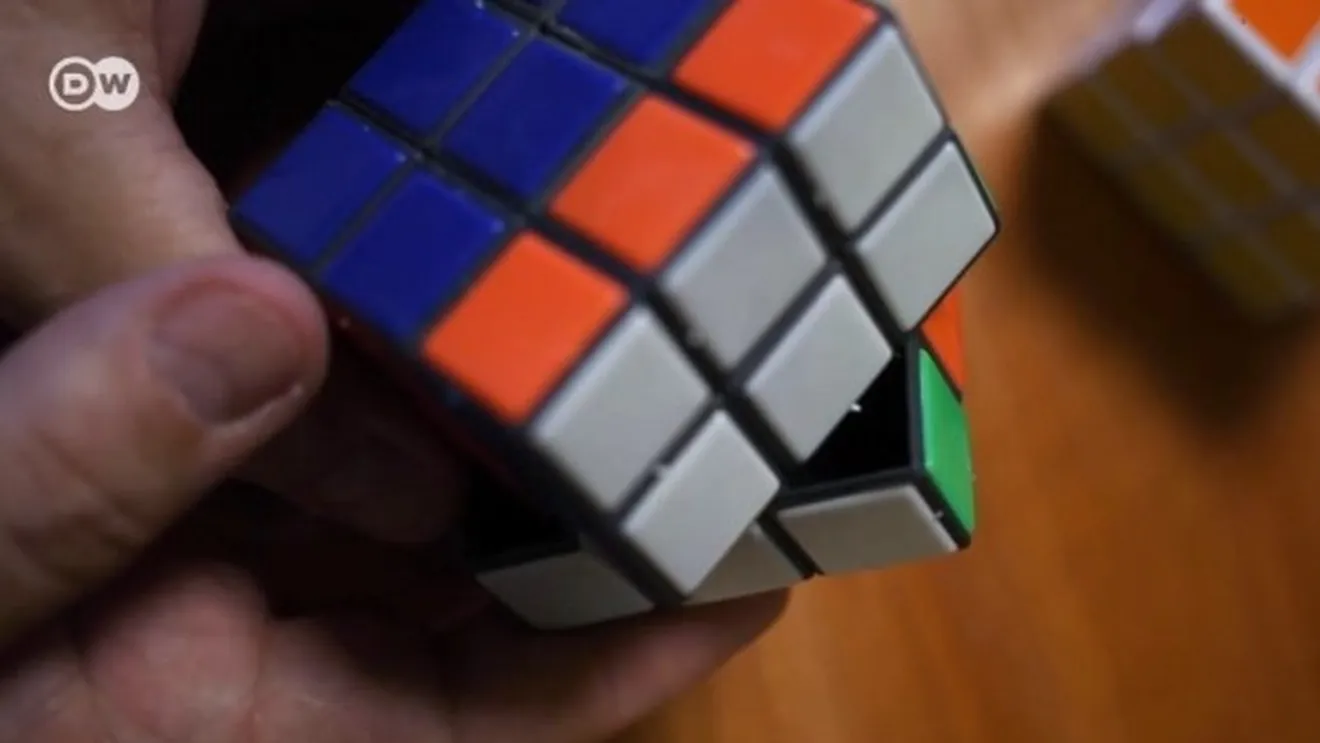 Un american a bătut recordul privind rezolvarea unui cub Rubik cu ochii închiși
