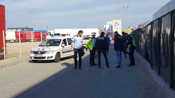 Un angajat al firmei Leoni a intrat cu maşina în cinci muncitori aflaţi în pauza de masă. Un om a murit pe loc