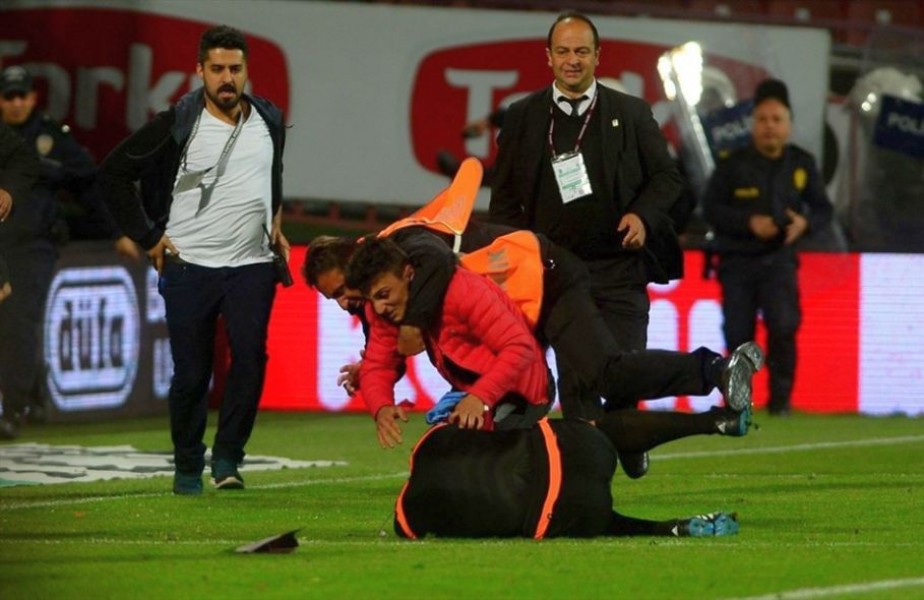 Un arbitru a fost bătut de un suporter la meciul Trabzonspor - Fenerbahce
