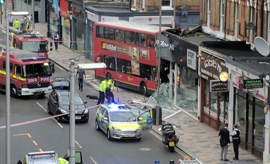 Un autobuz a intrat într-o clădire din capitala Marii Britanii
