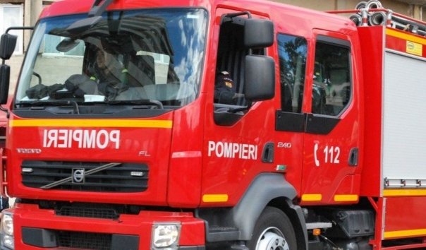 Un autobuz cu 17 calatori a luat foc in judetul Bihor. La fata locului au intervenit pompierii