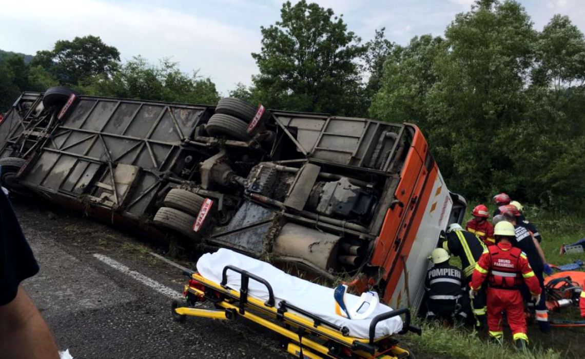 Un autocar cu 33 de persoane s-a răsturnat pe breteaua de ieşire de pe A1. Care este bilanțul răniților