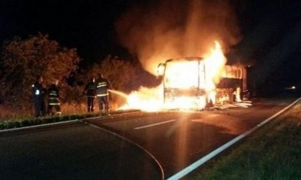 Un autocar cu 39 de oameni la bord a luat foc în mers în Caraș-Severin