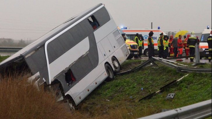 Un autocar cu 46 de persoane s-a răsturnat în județul Galați