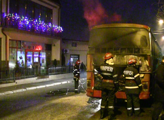 Un autocar cu 48 de navetiști a luat foc la intrarea în Bârlad