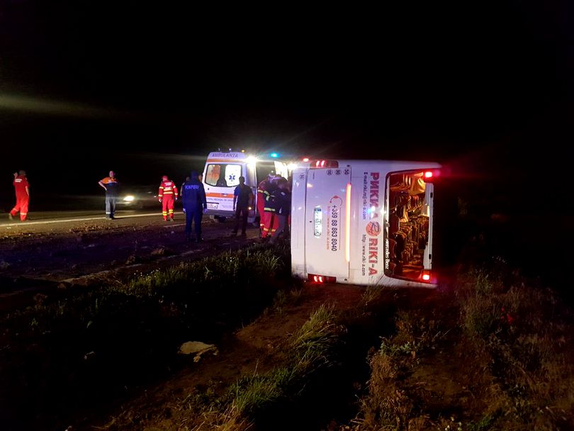 Un autocar cu 60 de pasageri s-a răsturnat în județul Constanța