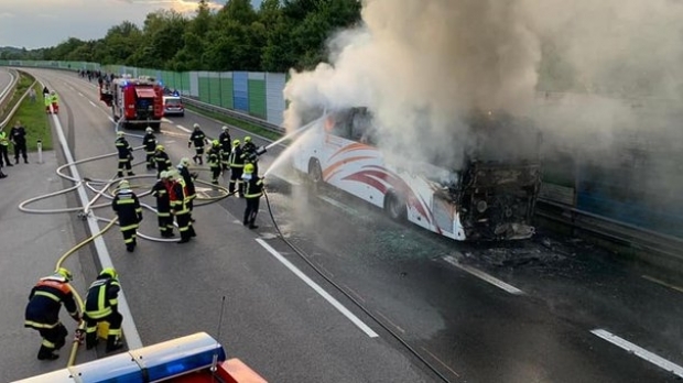 Un autocar plin cu români a ars ca o torţă pe o autostradă din Austria. 49 de persoane se aflau înăuntru