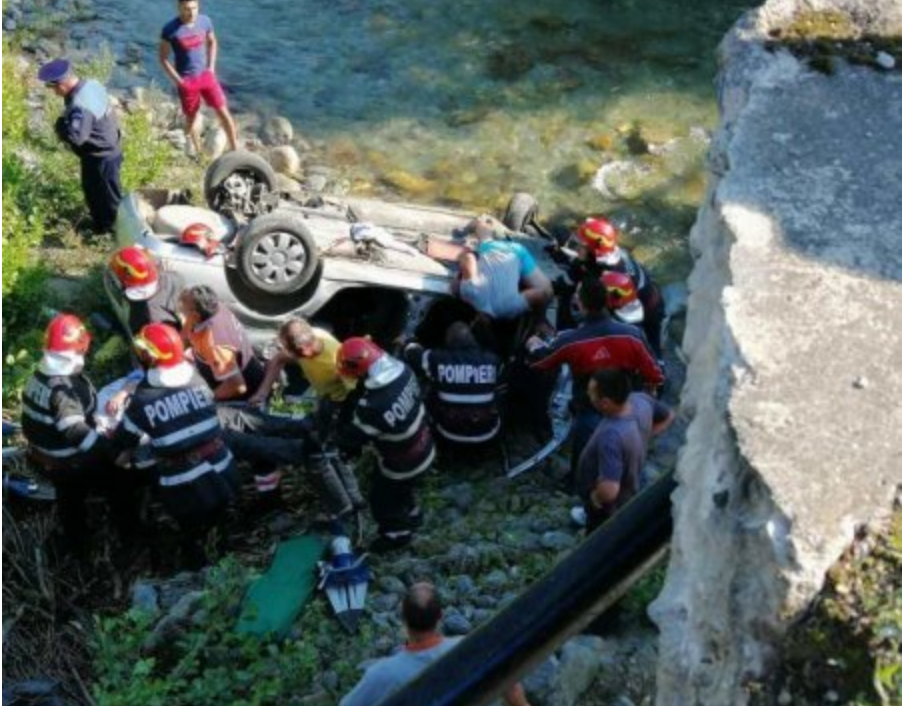 Un autovehicul a căzut de pe un pod la Novaci. Trei persoane au decedat