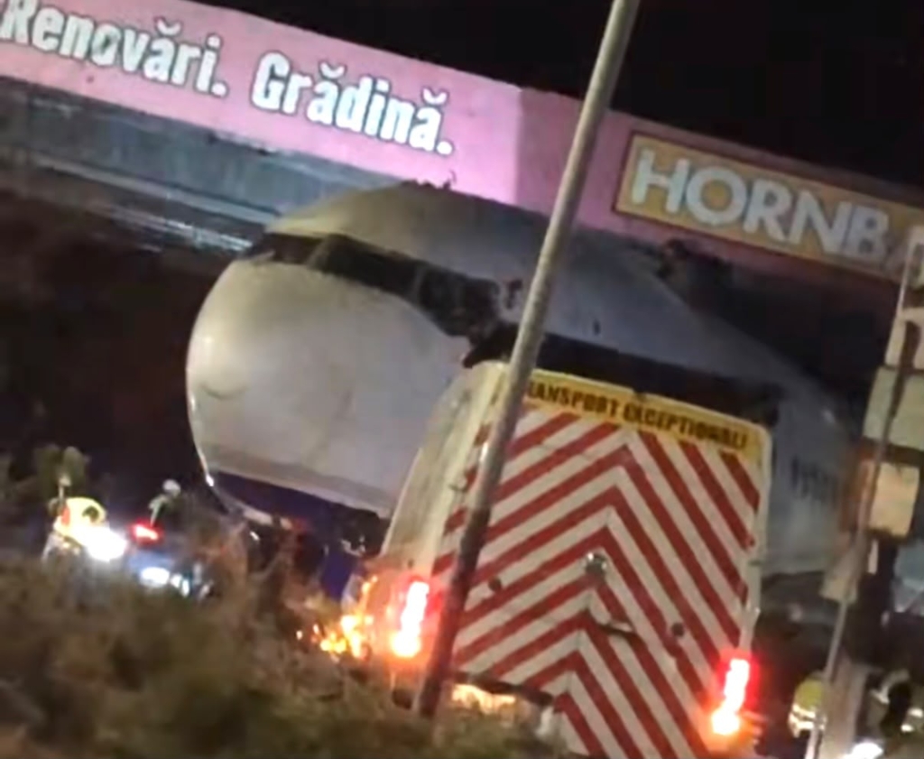Un avion a rămas blocat sub un pod pe DN1. Unde trebuia să ajungă aeronava care a plecat de la Otopeni VIDEO
