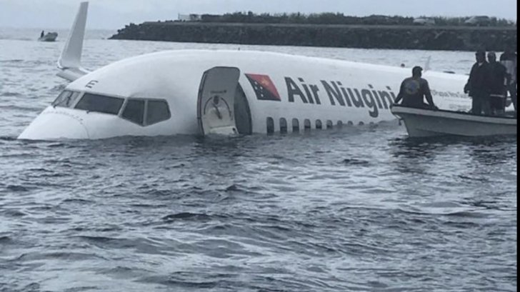 Un avion Boeing cu 47 de pasageri s-a prăbuşit în Oceanul Pacific. Toti au supravietuit!