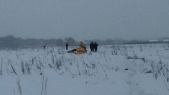 Un avion cu 71 de pasageri la bord s-a prăbuşit în apropiere de Moscova. Autorităţile au confirmat că nu există supravieţuitori