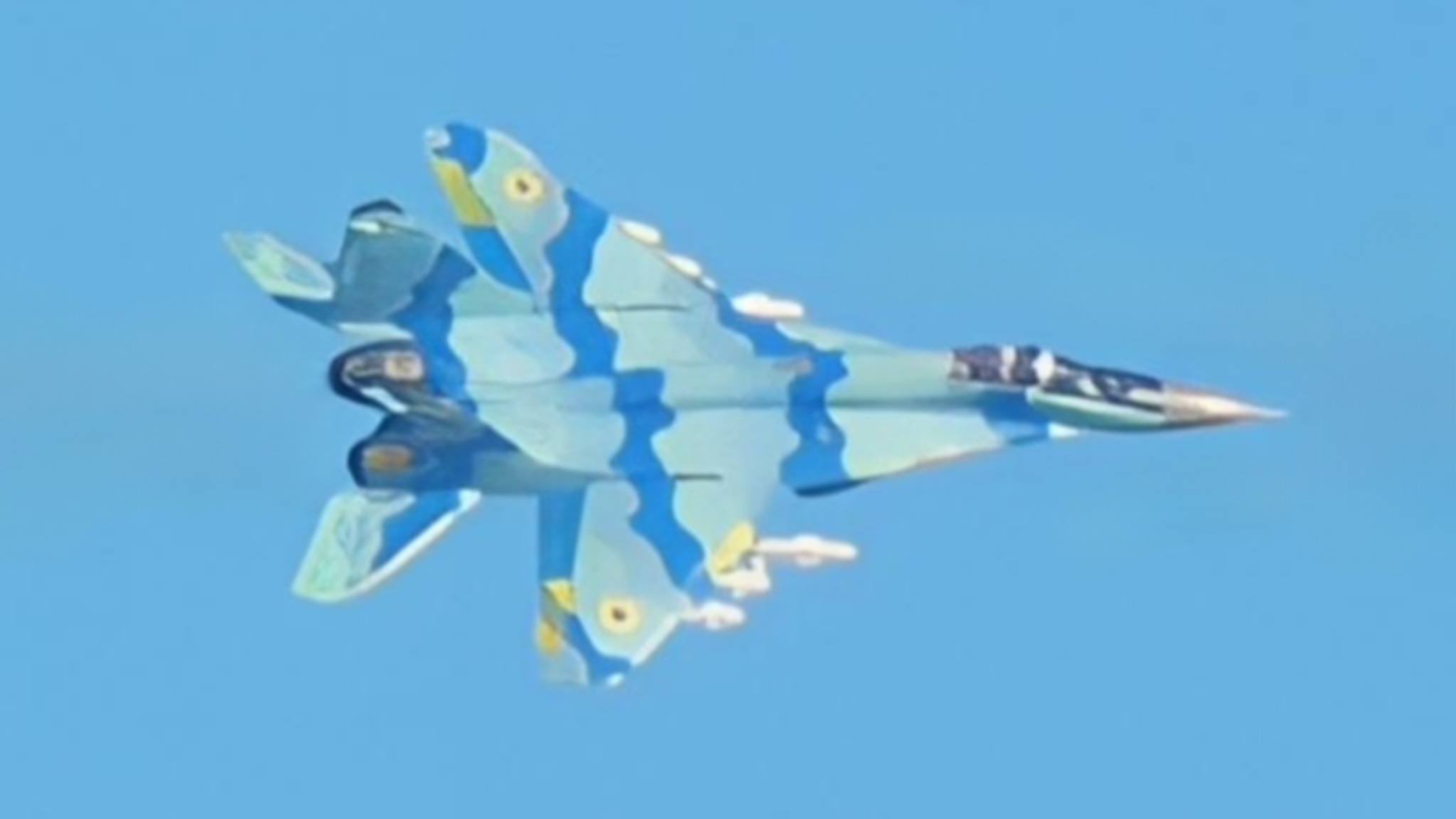 Un avion MiG-29 misterios a apărut pe cerul din Ucraina: Poartă însemnele Kievului, dar schema de camuflaj a unui fost aliat al Rusiei