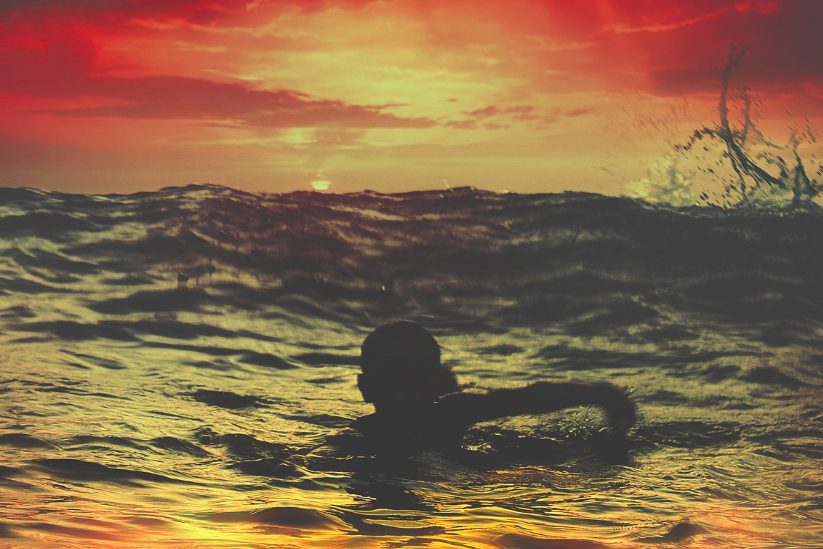 Un băiat de 13 ani a înotat patru ore în apele oceanului ca să-și salveze familia. „Curajul și vitejia lor au fost extraordinare