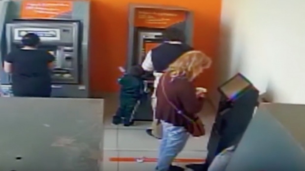 Un băieţel de doar doi ani a ajuns la spital după ce s-a electrocutat la un bancomat