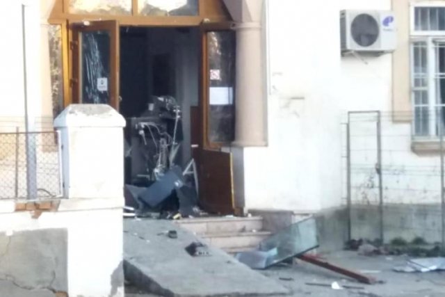Un bărbat a aruncat în aer un bancomat cu o butelie