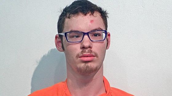 Un bărbat a fost arestat după ce a căutat pe Dark Web o fetiţă pe care să o ucidă şi să o mănânce