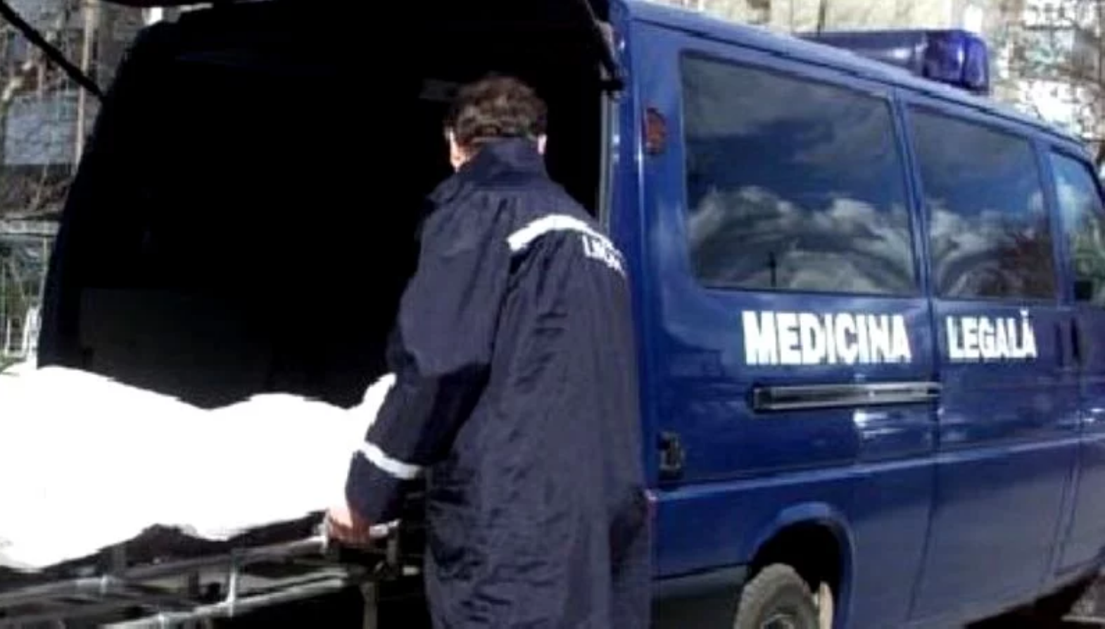 Un bărbat a fost găsit mort în scara blocului în care locuia