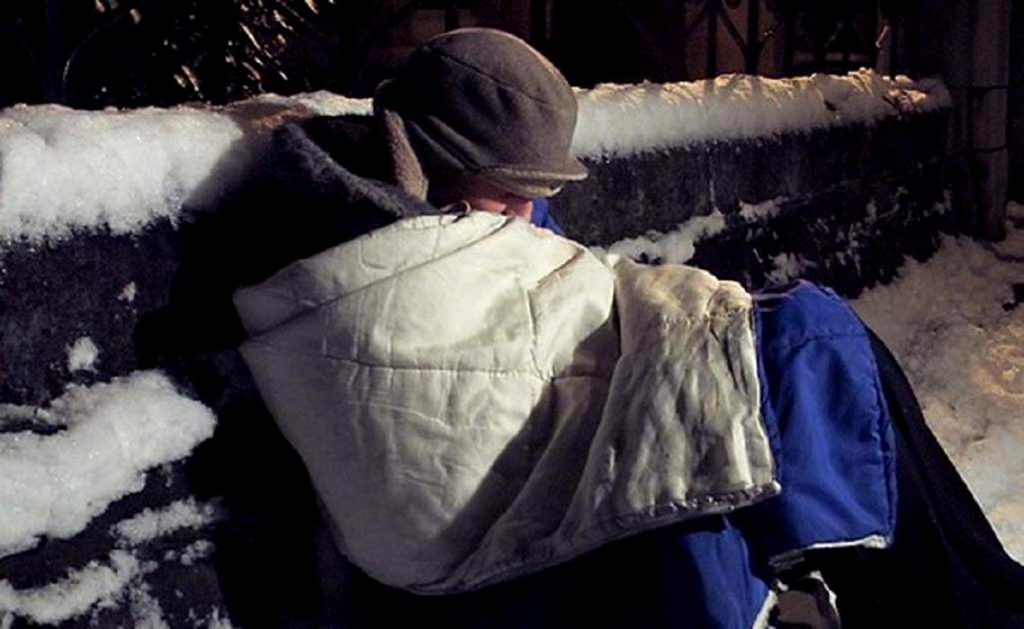Un bărbat a fost găsit mort într-o parcare din Slatina. Era înghețat!