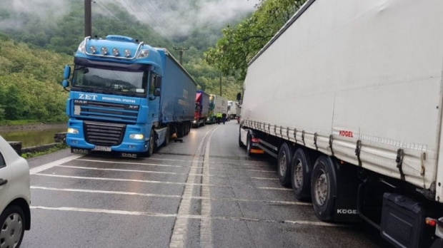 Un bărbat a fost omorât de TIR, după ce a fost târât sute de metri pe şosea. Şoferul a fugit de la locul faptei, dar a fost prins