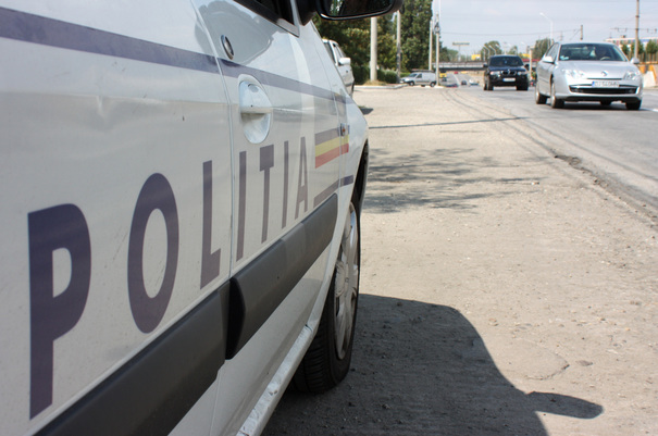 Un bărbat a fost reţinut după ce a distrus maşina poliţiei