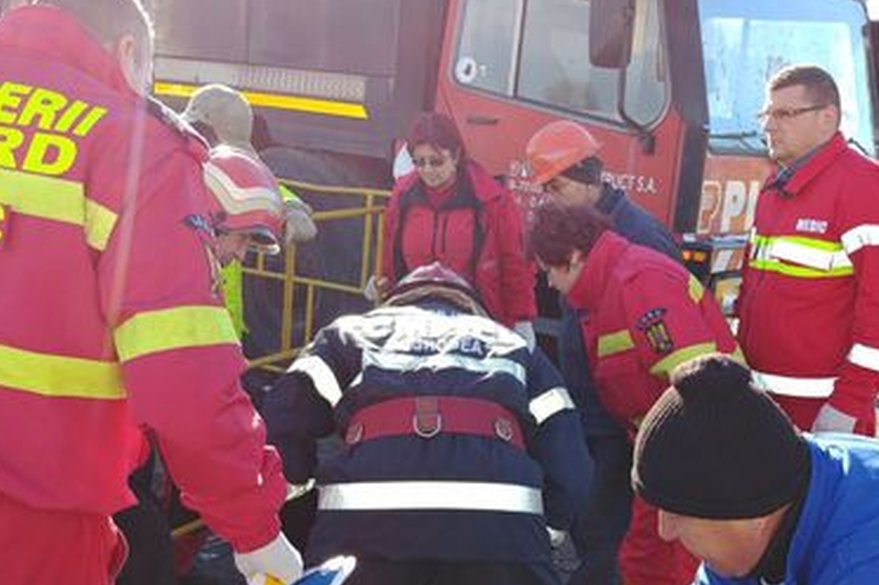 Un bărbat a fost salvat de pompieri la Constanţa, după ce a căzut într-o gaură de canal