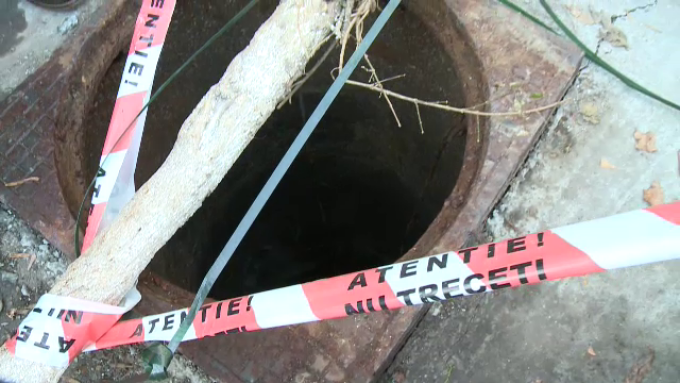 Un bărbat a fost salvat de pompieri la Constanţa, după ce a căzut într-o gaură de canal
