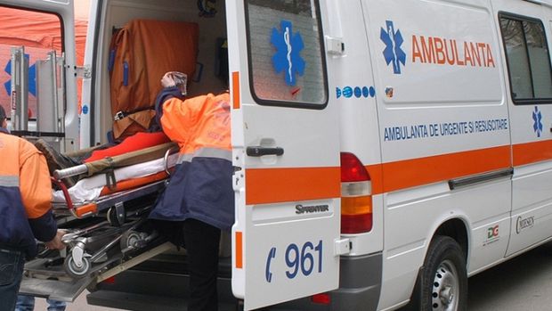 Un bărbat a murit, după ce a căzut cu capul de asfalt