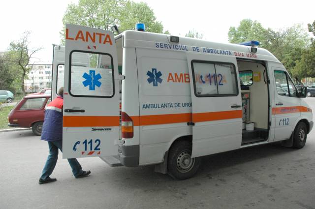 Un bărbat a murit la zece zile după ce a fost lovit de un panou publicitar