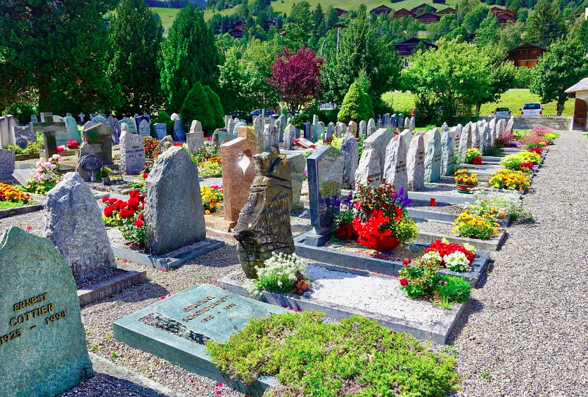 Un bărbat a murit în timp ce se afla la funeraliile unui prieten. Ce s-a întâmplat când a mers să viziteze mormântul tatălui său
