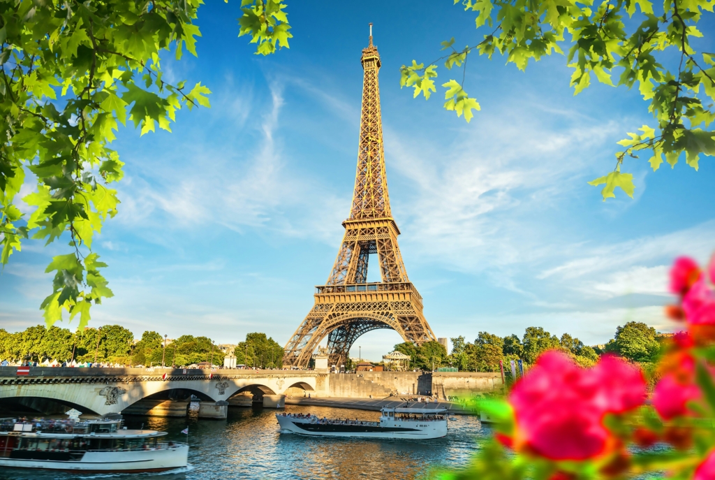 Un bărbat a reușit să „vândă" Turnul Eiffel de două ori. Cum a fost transformat un simplu zvon într-o escrocherie celebră
