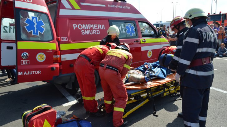 Un bărbat blocat într-o fântână, la o adâncime de zece metri, a fost salvat de un echipaj ISU Suceava