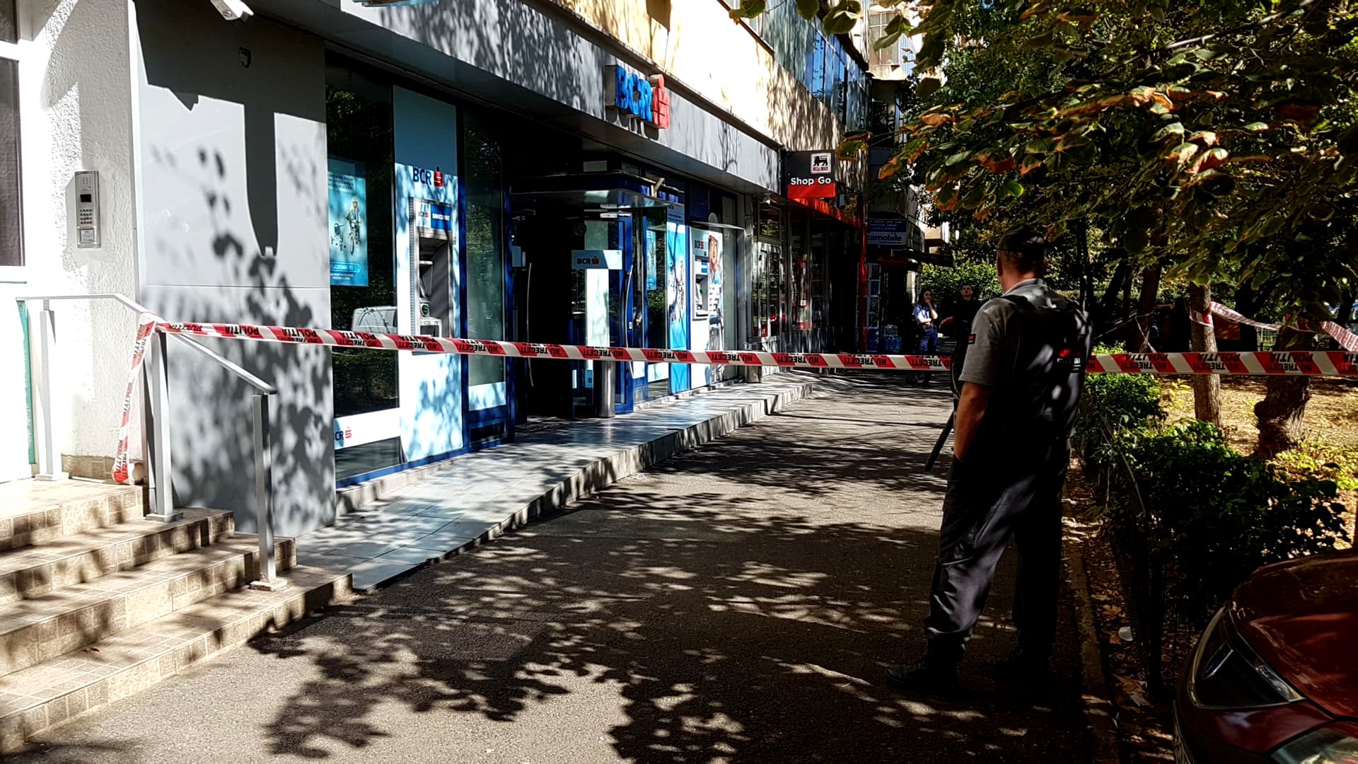 Un bărbat cu fața acoperită și înarmat cu un cuțit a amenințat o casieriță de la o banca din Bucuresti