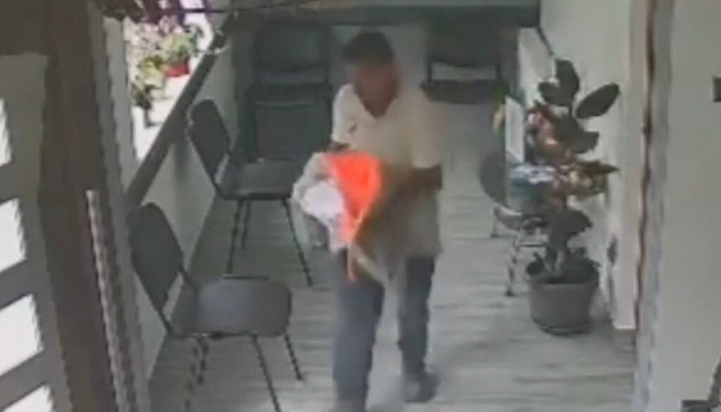 Un bărbat din Caransebeș, filmat cum fură banii donați pentru o fetiță cu cancer / Voia să-i joace la păcănele / Banii se aflau într-o cutie de donații, la un cabinet medical