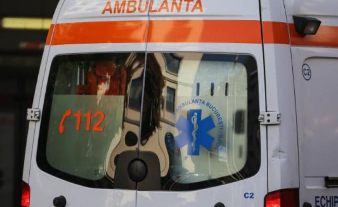 Un bărbat din Iași și-a bătut soția, apoi a spart parbrizul ambulanței cu un topor