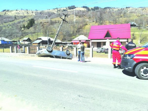 Un bărbat din Suceava și cei doi copii ai săi, răniți după ce s-au răsturnat cu mașina în județul Neamț