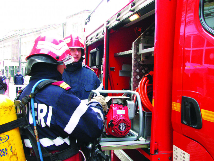 Un bărbat este cercetat după ce şi-a agresat soţia, iar apoi a dat foc casei