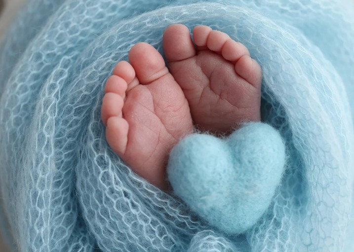 Un bărbat și o femeie din Capitală, acuzați că au răpit doi nou-născuți. Cine este mama copiilor
