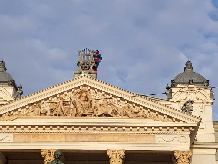 Un bărbat s-a îmbrăcat în Superman și amenință că își va lua zborul de pe clădirea teatrului din Iași