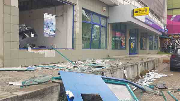 Un bancomat aruncat în aer lângă Atrium Mall: bancomatul era gol