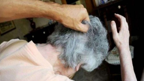 Un barbat a fost condamnat la inchisoare dupa ce si-a batut mama cu salbaticie si a violat-o