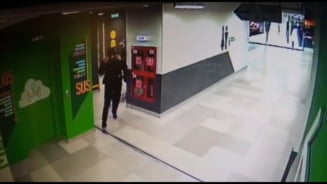 Un barbat a incercat sa violeze o femeie, in plina zi, intr-un complex comercial din Bucuresti. Femeia de serviciu l-a batut cu matura