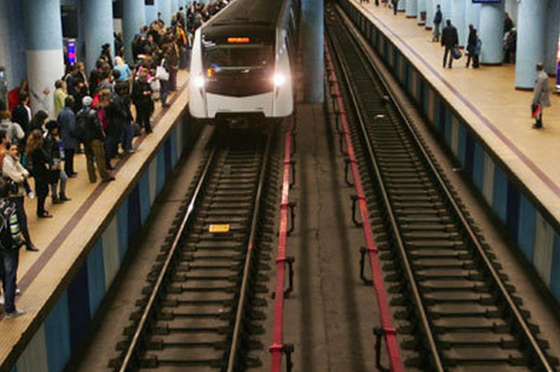 Un bărbat a murit după ce s-a aruncat în faţa metroului