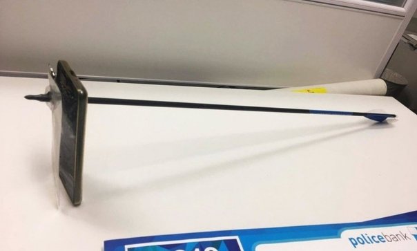 Un barbat a scapat ca prin minune dupa ce sageata care trebuia sa il omoare a intrat in telefon