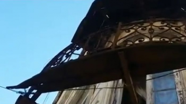 Un barbat s-a rănit grav, după ce s-a prăbușit cu tot cu balcon