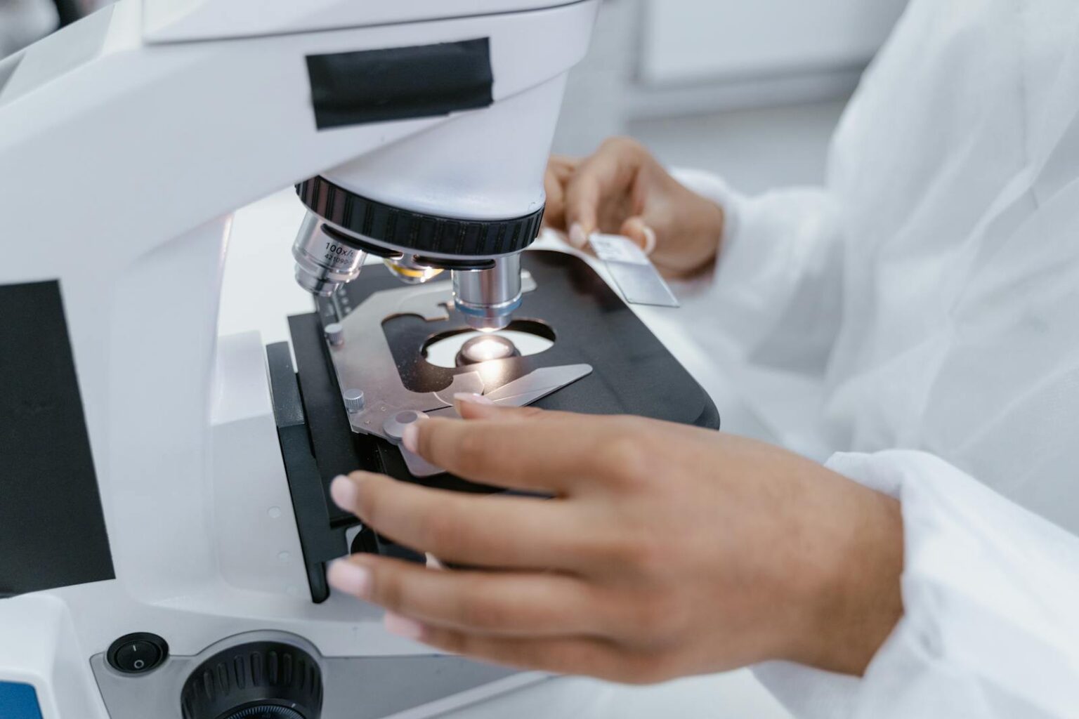 Un bebeluș din SUA, primul pacient din lume tratat cu o terapie CRISPR personalizată pentru o boală genetică rară