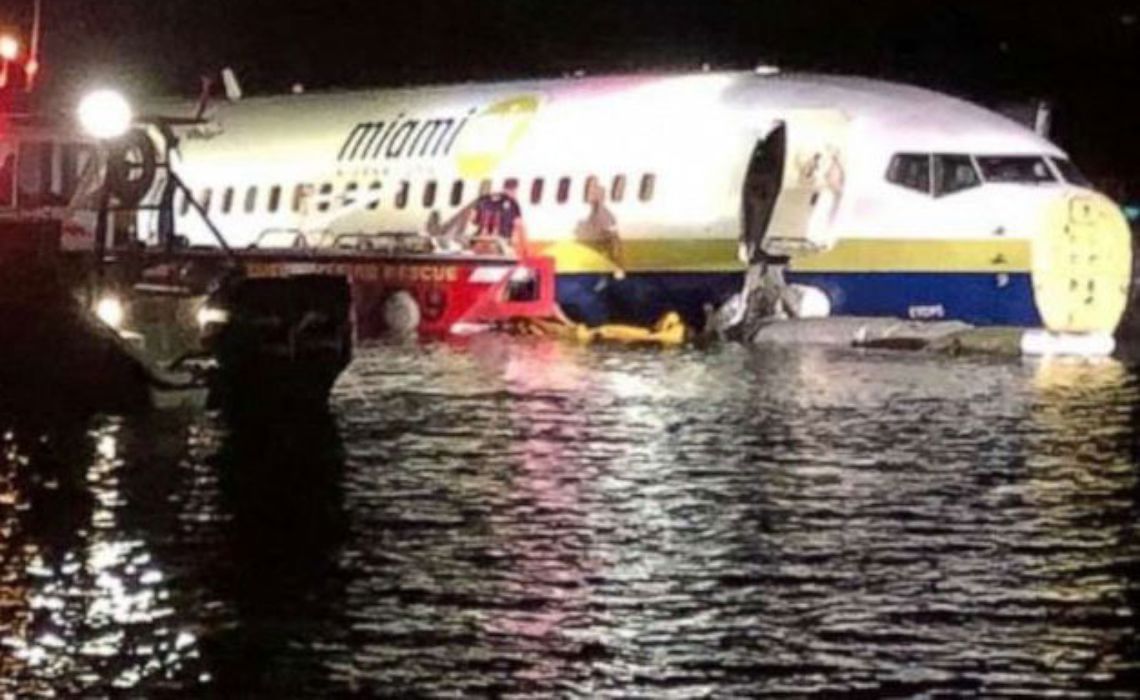 Un Boeing 737 cu 136 de persoane la bord a intrat într-un râu din Florida