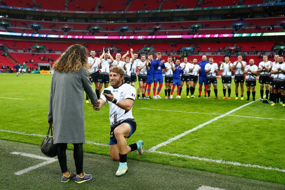 Un component al naționalei de rugby a României și-a cerut iubita în căsătorie pe stadionul Wembley, după meciul cu Irlanda, de la Cupa Mondială